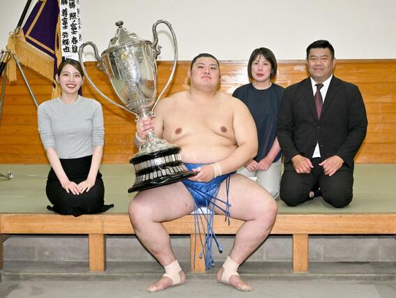 大相撲夏場所で初優勝を果たし、（右から）父の中村知幸さん、母、（１人おいて）妹と写真に納まる大の里＝両国国技館（代表撮影）