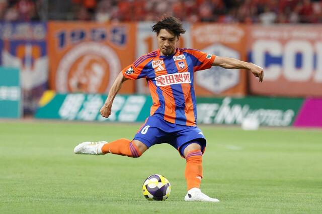 前半、新加入のＭＦ白井永地（８）がゴールを狙う＝７月２０日、デンカビッグスワン