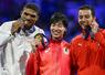 フェンシング男子エペ個人で金メダルを獲得した加納虹輝(中央)=パリ(共同)