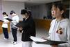 　放課後に朗読劇の練習に励む北海道札幌南高定時制の生徒たち＝５月、札幌市