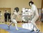 フェンシング男子団体決勝 2連覇した新潟第一の古川大翔(左)が攻める=東京学館高