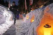 500本ほどのろうそくずらり、ほのかな明かりが雪道照らす…柏崎市の弘法大師堂で「霊塩水祭礼　百八灯祭」
