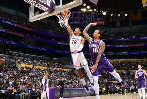 キングズ戦でダンクシュートを決めるレーカーズの八村(28)=ロサンゼルス(NBAE・ゲッティ=共同)