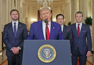 トランプ米大統領(手前)=21日、ワシントンのホワイトハウス(AP=共同)