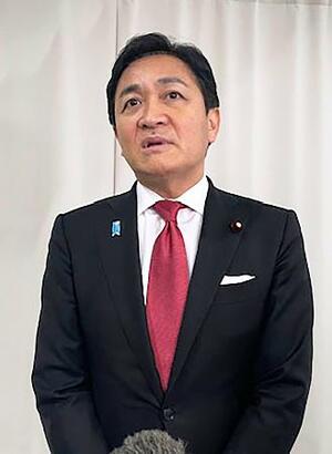 記者団の取材に応じる国民民主党の玉木代表=12日午後、高松市