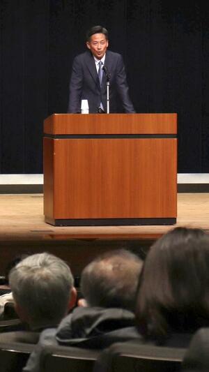 昨夏の甲子園での裏話や今後の目標について語った新潟産大付高野球部の吉野公浩監督＝柏崎市駅前２