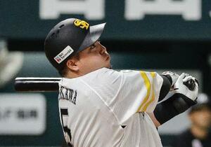 7回ソフトバンク2死、山川が右中間に満塁本塁打を放つ=みずほペイペイドーム