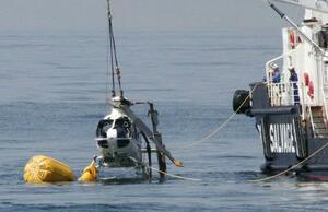 海上から回収される医療搬送用ヘリコプター=昨年4月、福岡県宗像市沖(唐津海上保安部提供)