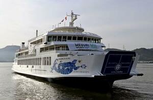 　自動運航機能を活用した商用運航を開始する旅客船「おりんぴあどりーむせと」＝１０日午前、新岡山港