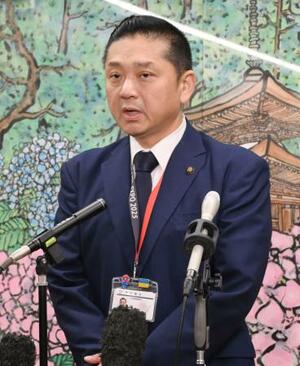 取材に応じる大阪府泉佐野市の千代松大耕市長=25日午後、市役所