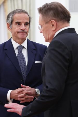 ロシア国営原子力企業ロスアトムのリハチョフ総裁(右)と話すIAEAのグロッシ事務局長=9月25日、モスクワ(AP=共同)