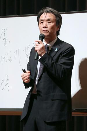 六日町高校の生徒に向けて講演する蓮池薫さん=南魚沼市六日町