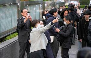 　司法試験の合格発表で、記念撮影する人たち＝１２日午後、東京・霞が関