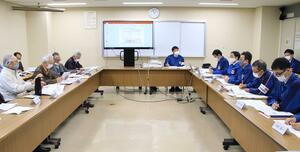 柏崎刈羽原発の地盤の安全性を巡り、東電と県内の地質専門家グループが議論した討論会=4月27日、刈羽村の同原発施設