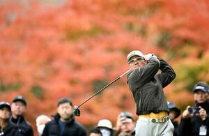 第1日、8番でティーショットを放つ宮里優作。5アンダーで首位=太平洋クラブ御殿場