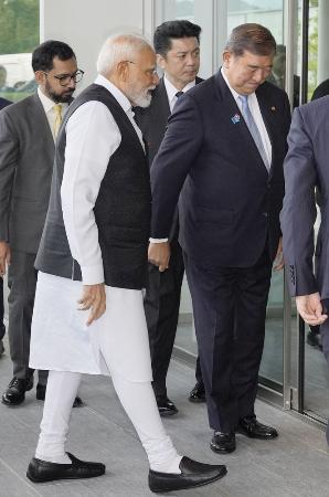 石破首相(右)とインドのモディ首相=8月30日午後、宮城県大和町