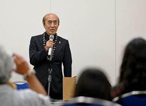 ミュージカルの出演者らに講話する佐々木禎子さんの兄雅弘さん=31日午後、福岡市
