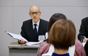 三重県四日市市で開かれた、地下駐車場での浸水被害の補償に関する説明会=26日午前