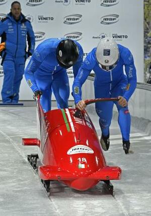 　「下町ボブスレー」で滑走するイタリア代表の男子ペア＝２０２５年１１月、コルティナダンペッツォ（共同）