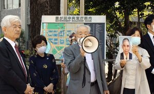 首相官邸前で街頭活動する大沢昭一さん(中央)。特定失踪者家族会が求める首相との面会は実現していない=5月