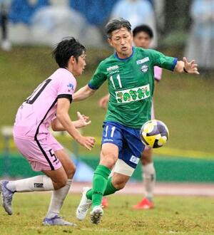 JFL枚方戦の後半途中から出場し、プレーするアトレチコ鈴鹿の三浦知良(右)=四日市市中央陸上競技場