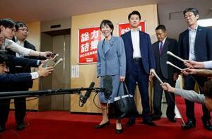 麻生元首相との会談を終え、記者団の取材に応じる自民党の高市総裁(中央)=5日午後、東京・永田町の党本部