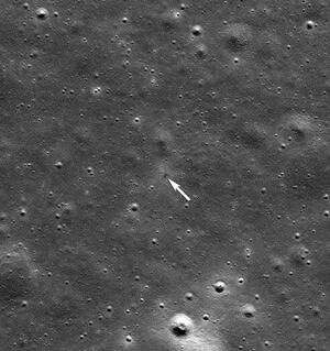ispaceの月着陸船「レジリエンス」の衝突地点(矢印)=11日(NASA提供・共同)