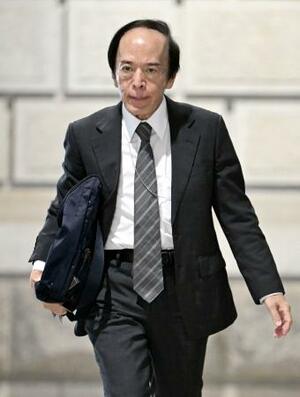 金融政策決定会合出席のため、日銀本店に入る植田総裁=18日午前(代表撮影)