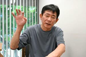 8日、バンコクで取材に応じる井本勝幸さん(共同)