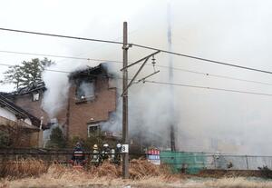 住宅などを焼いた火災現場＝１２日、新潟市西区寺尾上１