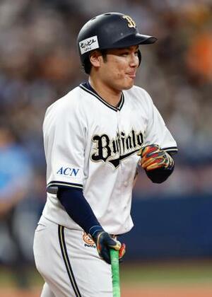 11回、サヨナラの押し出し四球を選び、笑顔で一塁へ向かうオリックス・大城=京セラドーム