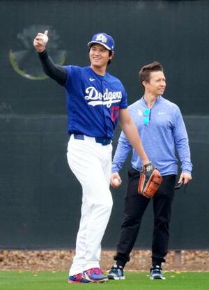 　キャンプ初日、キャッチボール中に親指を立てる米大リーグ、ドジャースの大谷翔平＝１３日、グレンデール（共同）