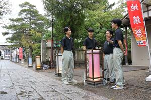 灯籠の完成を喜ぶ新津工業高の生徒=新潟市秋葉区新津本町3