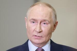 23日、モスクワで記者団の質問に答えるロシアのプーチン大統領(タス=共同)