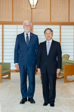 チェコのパベル大統領と会見される天皇陛下=25日午前、皇居・御所(宮内庁提供)