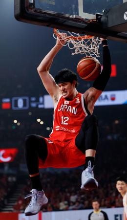 日本―中国 第1クオーター、ダンクシュートを決める渡辺雄=沖縄サントリーアリーナ