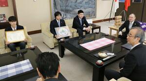 「ジーニアス農業遺産ふーどコンテスト」でゴールド賞を獲得し、花角英世知事(右)に結果を報告する佐渡総合高校の生徒ら=1月20日、新潟県庁