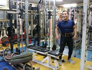 長年通い続ける新潟トレーニングセンターで笑顔を見せる大竹勝敏さん＝新潟市中央区山二ツ２