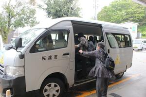 運行を開始した佐渡市直営のコミュニティーバス=佐渡市浜田の両津病院