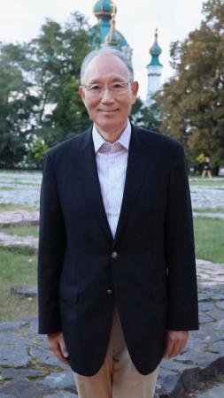 10日、キーウで取材に応じる松田邦紀前駐ウクライナ大使(共同)