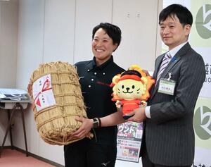 上越市での公式戦を前に中川幹太市長を表敬訪問した太陽誘電ソルフィーユの選手=22日、上越市役所