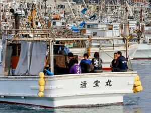 石川県輪島市の輪島港から、もずくを採りに出漁する海女たち=1日早朝