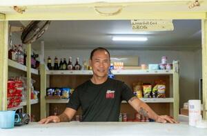 マーシャル諸島の首都マジュロにあるホテルで働くイサガニさん=11月(共同)