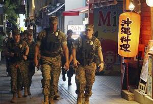 在沖縄米軍の憲兵隊が那覇市の繁華街で実施した、沖縄県警との合同ではない単独のパトロール=1日