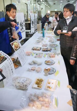 自社加工商品などをPRした長岡中央水産の商談会=長岡市新産1