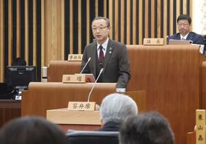 施政方針演説をする渡辺竜五市長＝２日、佐渡市役所