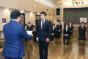 マルソーグループの入社式で辞令を受け取る新入社員たち=4月1日、三条市