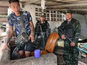 ミャンマー東部パヤトンスの検問所で任務に就く軍政派「民主カレン慈善軍」の兵士ら=10月(共同)