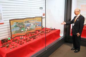 長岡藩牧野家に代々受け継がれているひな人形やひな道具が並ぶ「おひなさま展」=長岡市幸町2