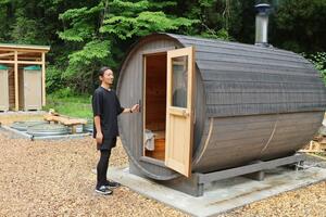 城山の登り口近くにオープンした「おぢやサウナDEN」=小千谷市時水